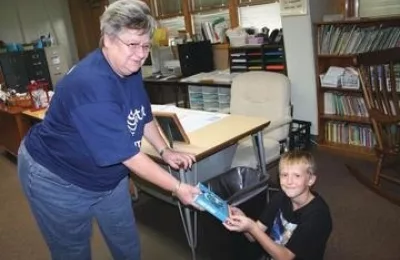 Greene County third grade students receive dictionaries from AT&T Pioneers group
